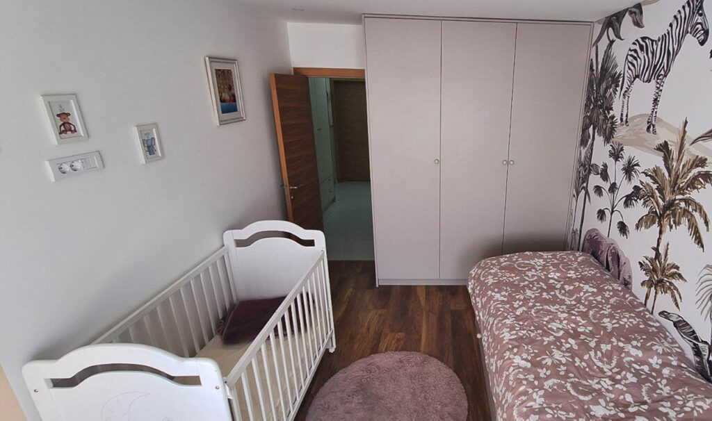 svetlaya kvartira dlya semi s 3 spalnyami v czentre podgoriczy 11