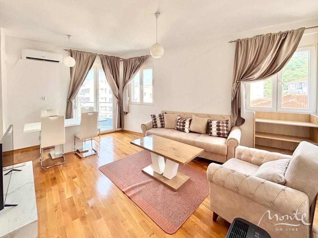 svetlaya kvartira s 2 spalnyami i vidom na more bechichi 02