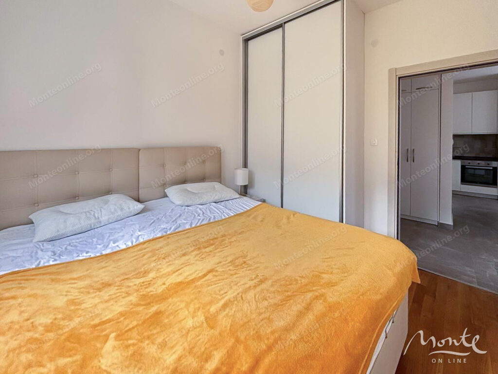 svetlaya kvartira s 2 spalnyami i vidom na more bechichi 05