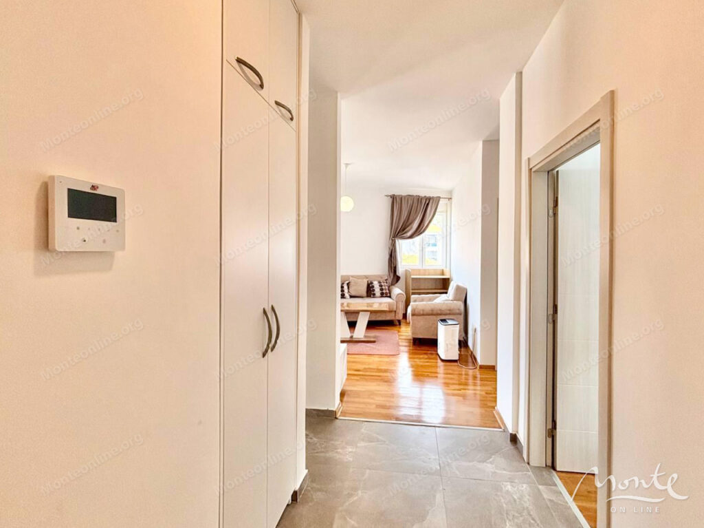 svetlaya kvartira s 2 spalnyami i vidom na more bechichi 06