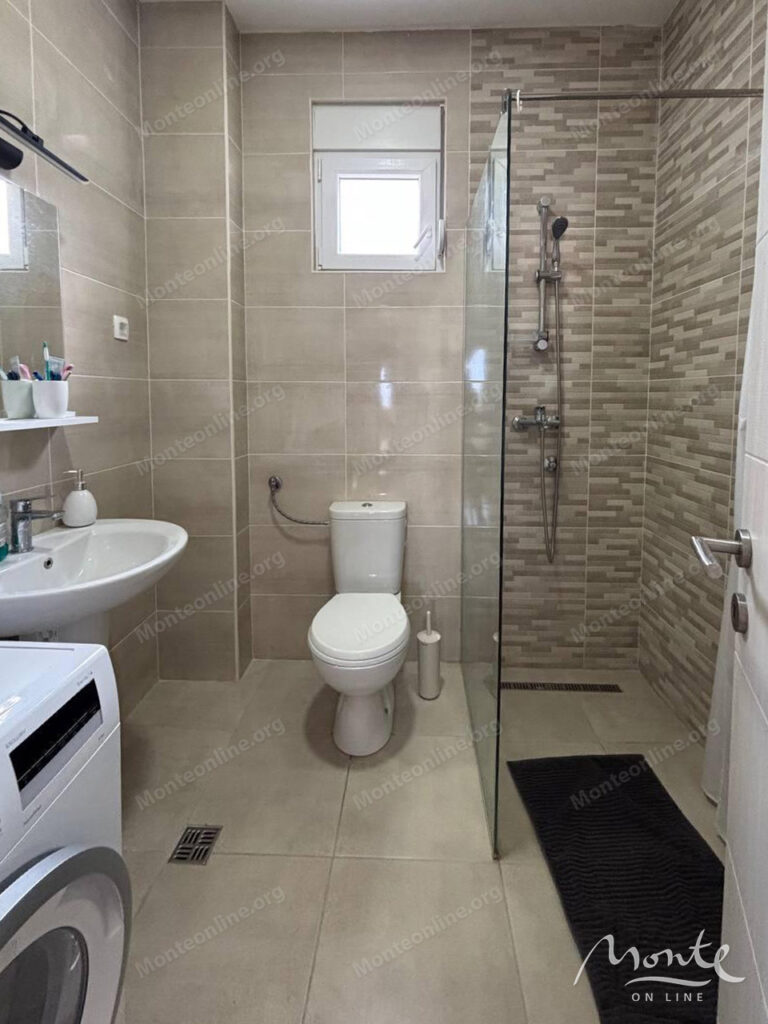 svetlaya kvartira s 2 spalnyami i vidom na more bechichi 08