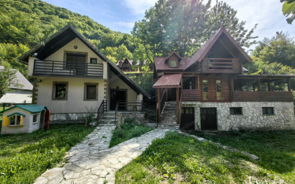 unikalnyj kompleks iz dvuh domov s garazhom i zonoj otdyha u reki kolashin 01