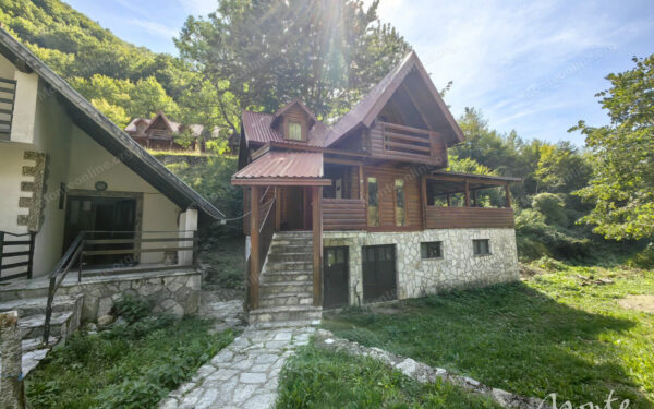 unikalnyj kompleks iz dvuh domov s garazhom i zonoj otdyha u reki kolashin 02