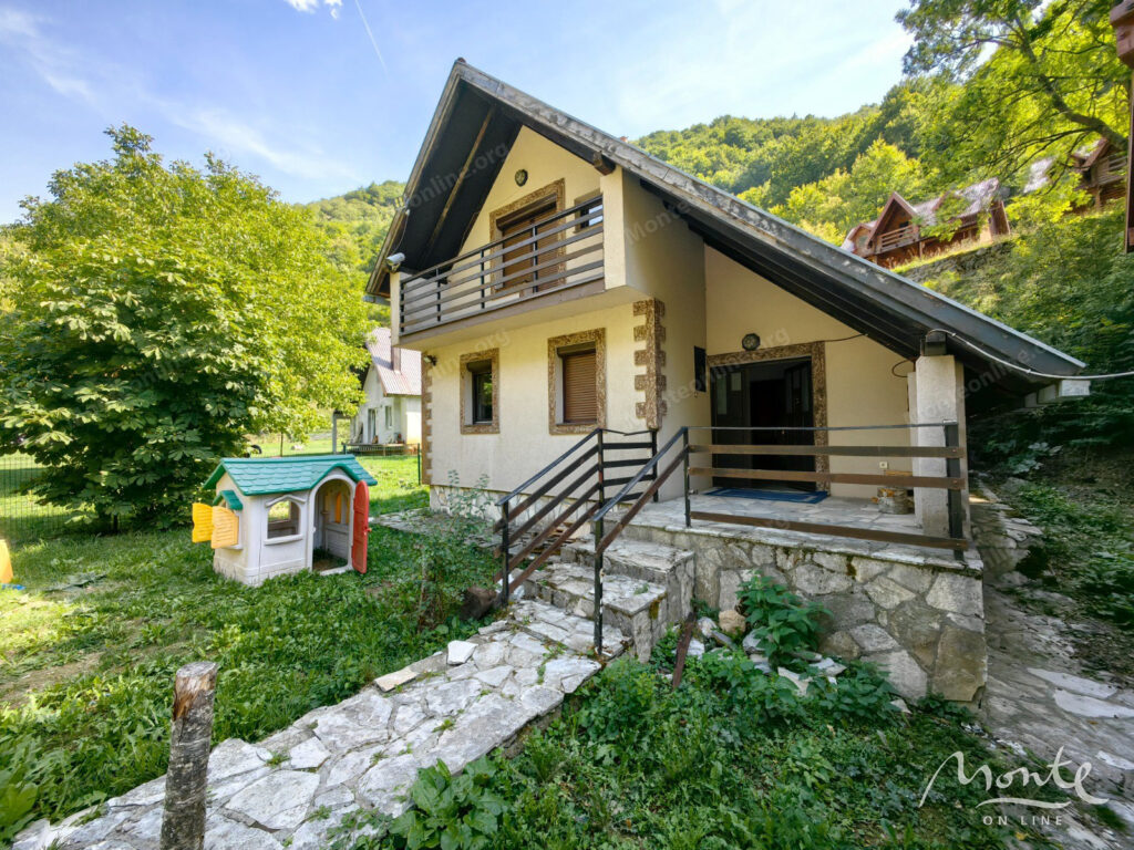 unikalnyj kompleks iz dvuh domov s garazhom i zonoj otdyha u reki kolashin 03