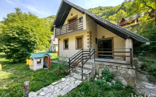 unikalnyj kompleks iz dvuh domov s garazhom i zonoj otdyha u reki kolashin 03