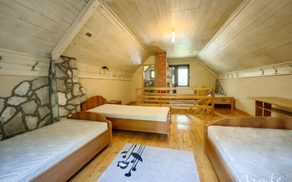 unikalnyj kompleks iz dvuh domov s garazhom i zonoj otdyha u reki kolashin 24