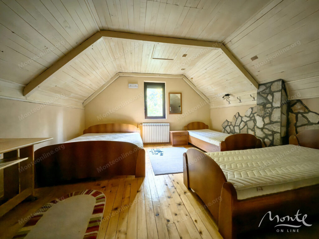 unikalnyj kompleks iz dvuh domov s garazhom i zonoj otdyha u reki kolashin 26