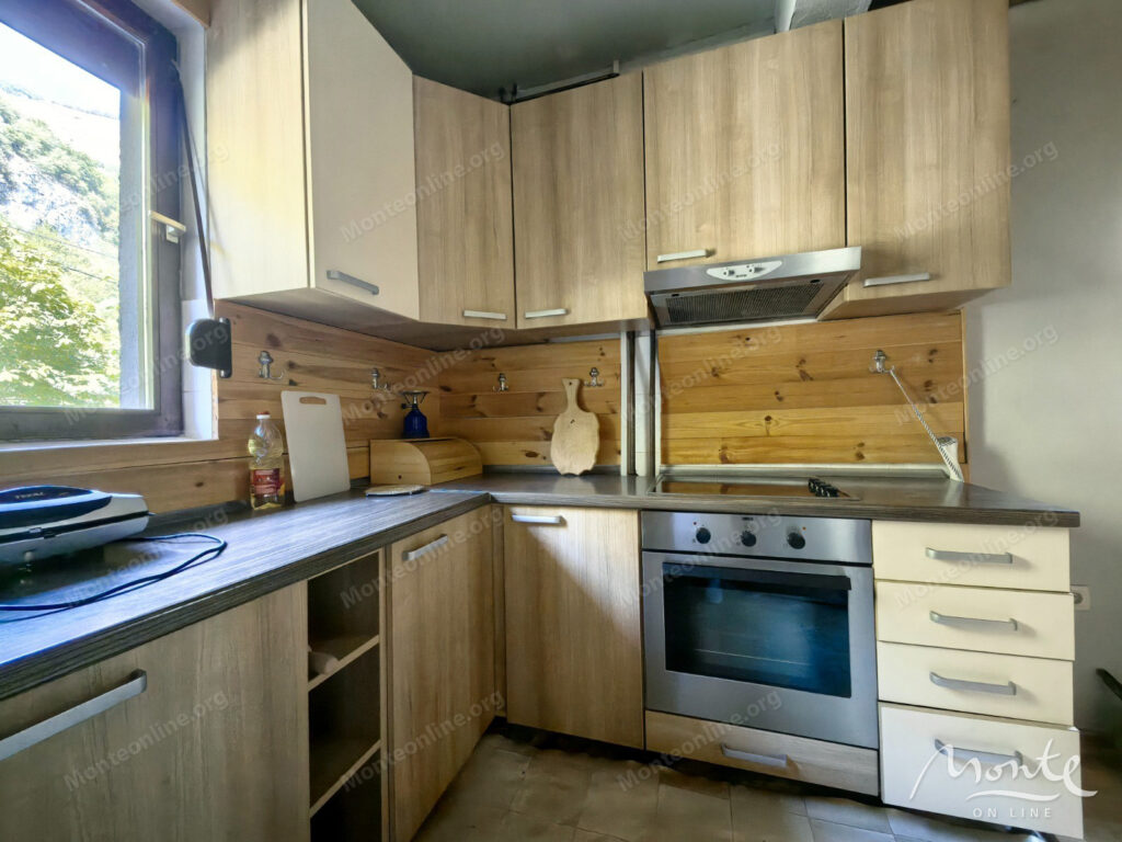 unikalnyj kompleks iz dvuh domov s garazhom i zonoj otdyha u reki kolashin 32