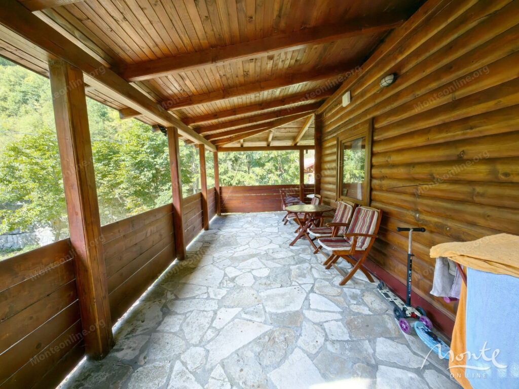 unikalnyj kompleks iz dvuh domov s garazhom i zonoj otdyha u reki kolashin 41