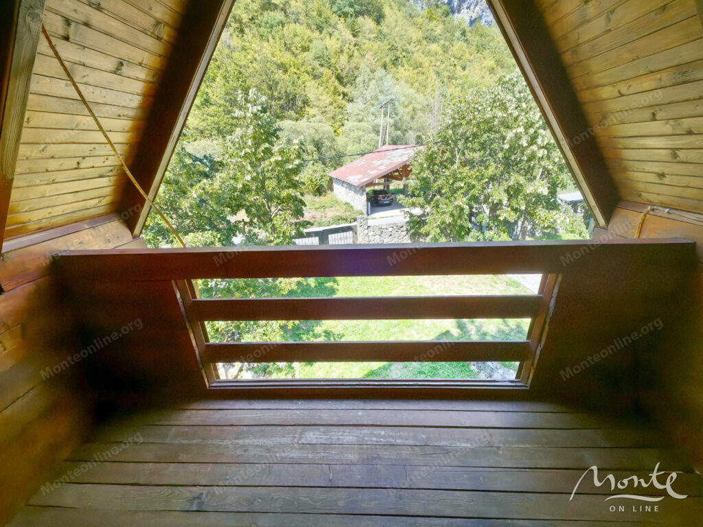 unikalnyj kompleks iz dvuh domov s garazhom i zonoj otdyha u reki kolashin 42