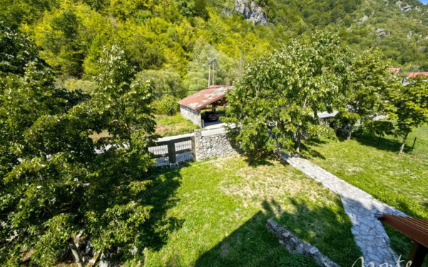 unikalnyj kompleks iz dvuh domov s garazhom i zonoj otdyha u reki kolashin 44