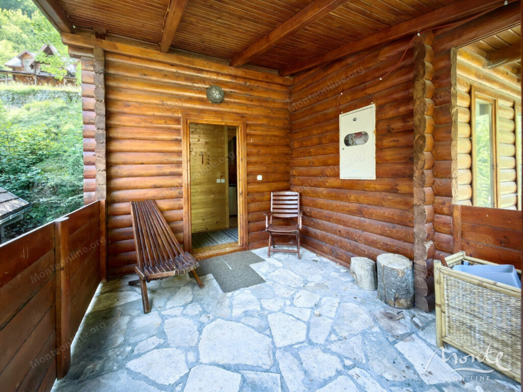 unikalnyj kompleks iz dvuh domov s garazhom i zonoj otdyha u reki kolashin 45