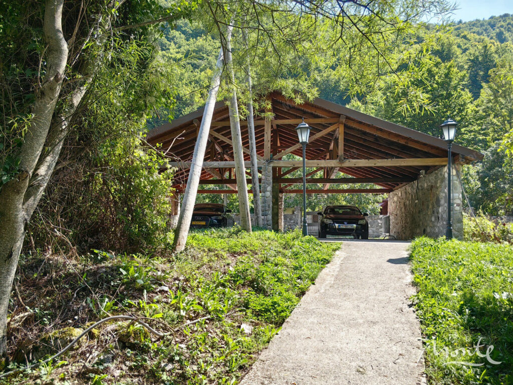 unikalnyj kompleks iz dvuh domov s garazhom i zonoj otdyha u reki kolashin 50