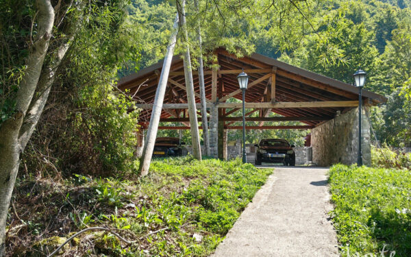 unikalnyj kompleks iz dvuh domov s garazhom i zonoj otdyha u reki kolashin 50