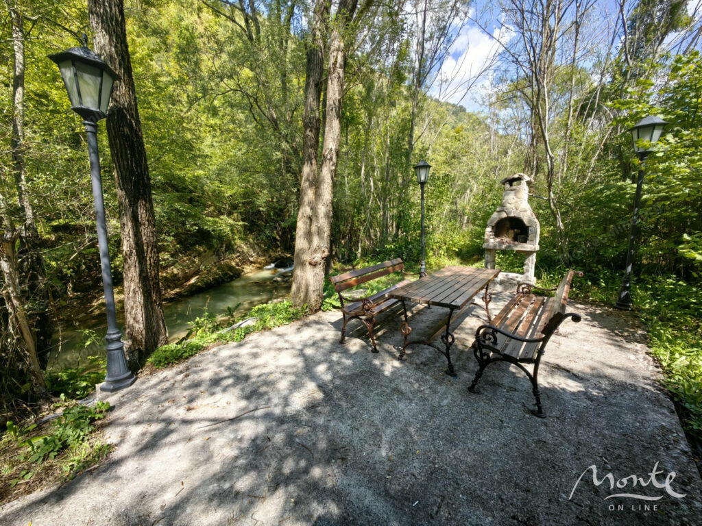unikalnyj kompleks iz dvuh domov s garazhom i zonoj otdyha u reki kolashin 51