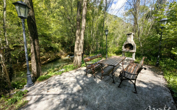 unikalnyj kompleks iz dvuh domov s garazhom i zonoj otdyha u reki kolashin 51