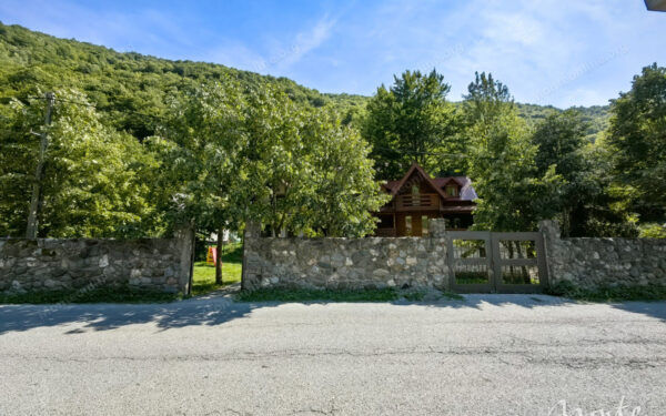 unikalnyj kompleks iz dvuh domov s garazhom i zonoj otdyha u reki kolashin 52