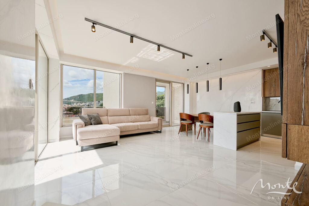 uyutnaya kvartira s 2 spalnyami i panoramnym vidom na more v rafailovichi 02