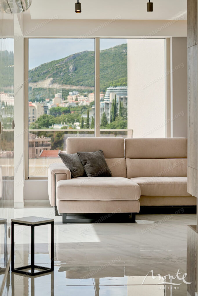 uyutnaya kvartira s 2 spalnyami i panoramnym vidom na more v rafailovichi 03