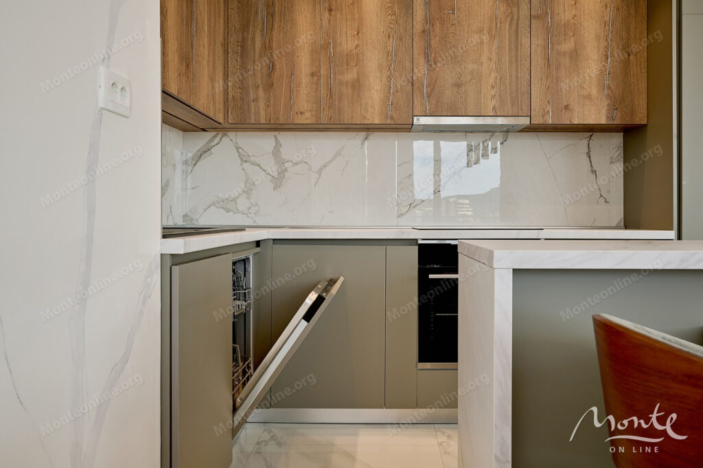 uyutnaya kvartira s 2 spalnyami i panoramnym vidom na more v rafailovichi 10