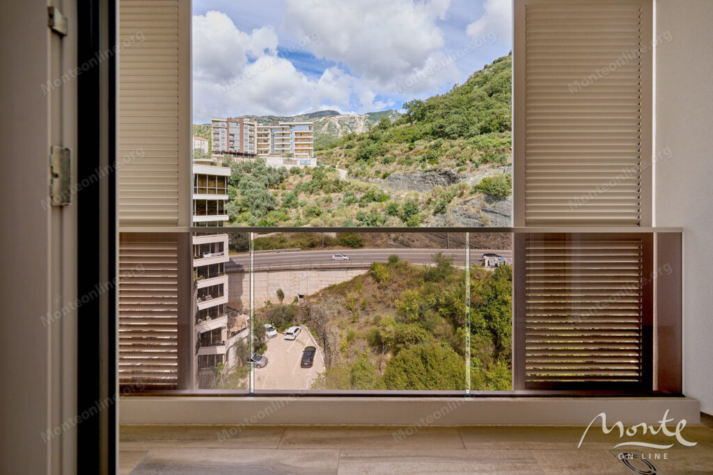 uyutnaya kvartira s 2 spalnyami i panoramnym vidom na more v rafailovichi 20