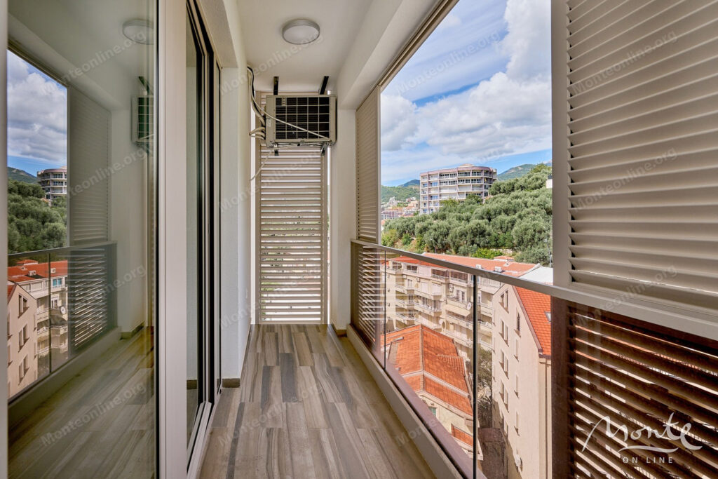 uyutnaya kvartira s 2 spalnyami i panoramnym vidom na more v rafailovichi 21