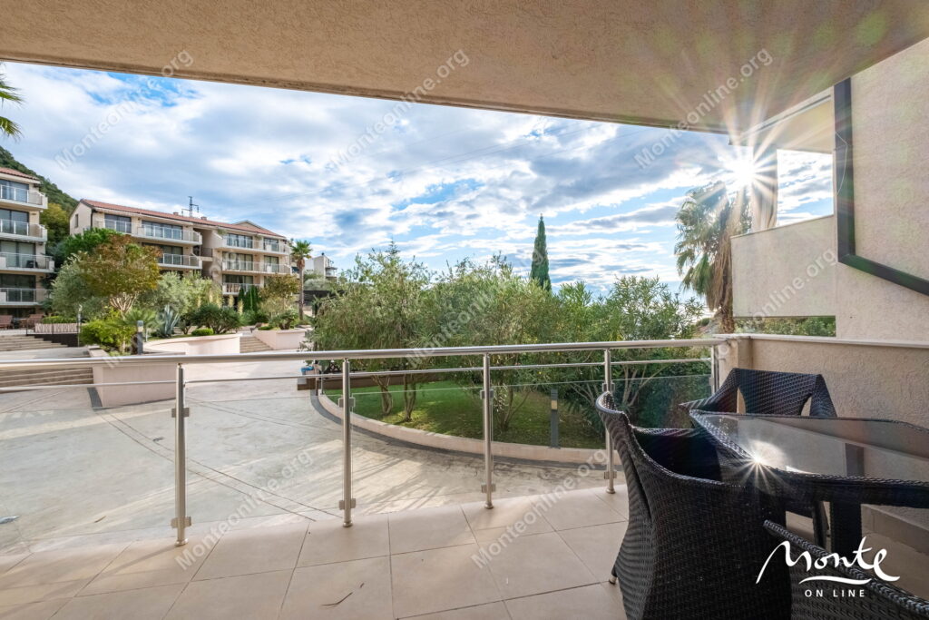 Prostran dvosoban stan u kompleksu sa bazenom pored mora, Pržno 01