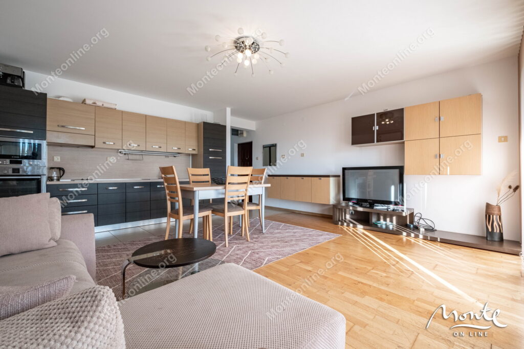 Prostran dvosoban stan u kompleksu sa bazenom pored mora, Pržno 02