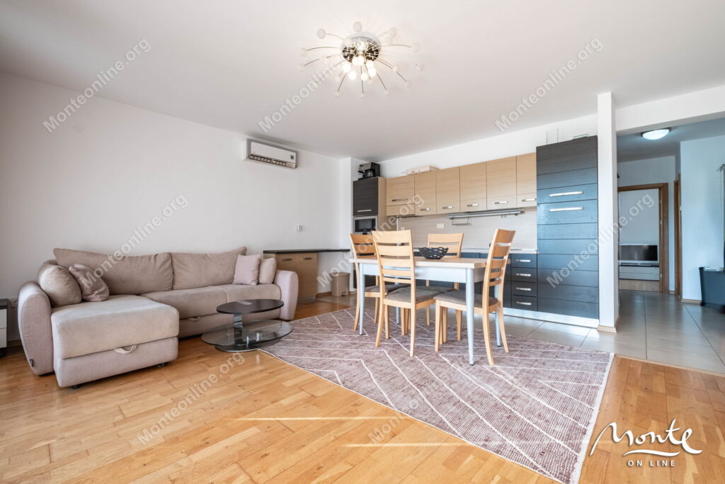 Prostran dvosoban stan u kompleksu sa bazenom pored mora, Pržno 03