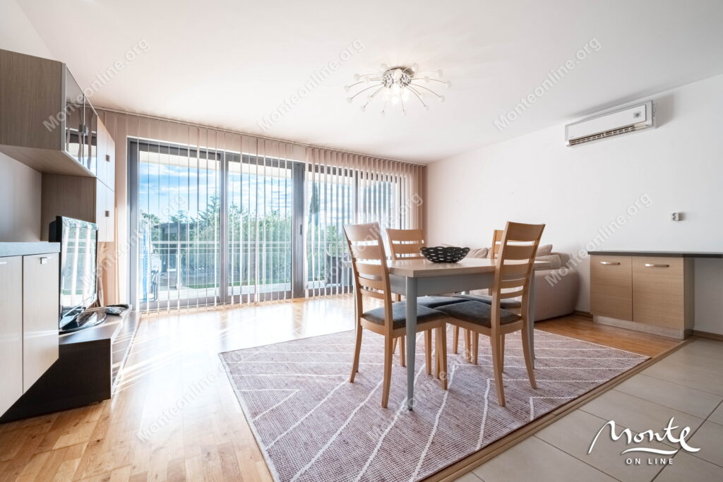 Prostran dvosoban stan u kompleksu sa bazenom pored mora, Pržno 04