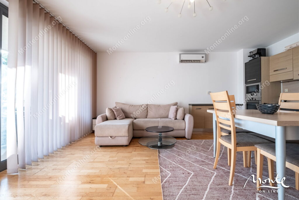 Prostran dvosoban stan u kompleksu sa bazenom pored mora, Pržno 05