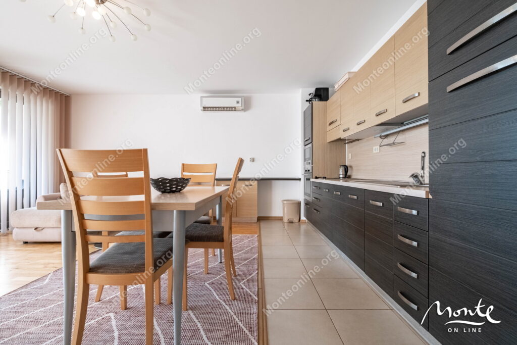 Prostran dvosoban stan u kompleksu s bazenom uz more, Pržno 06