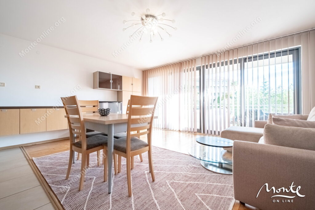 Prostran dvosoban stan u kompleksu sa bazenom pored mora, Pržno 07