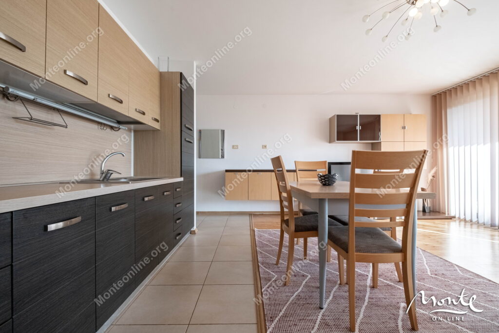 Prostran dvosoban stan u kompleksu sa bazenom pored mora, Pržno 08