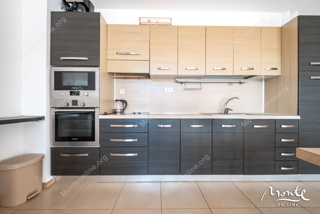 Prostran dvosoban stan u kompleksu sa bazenom pored mora, Pržno 09