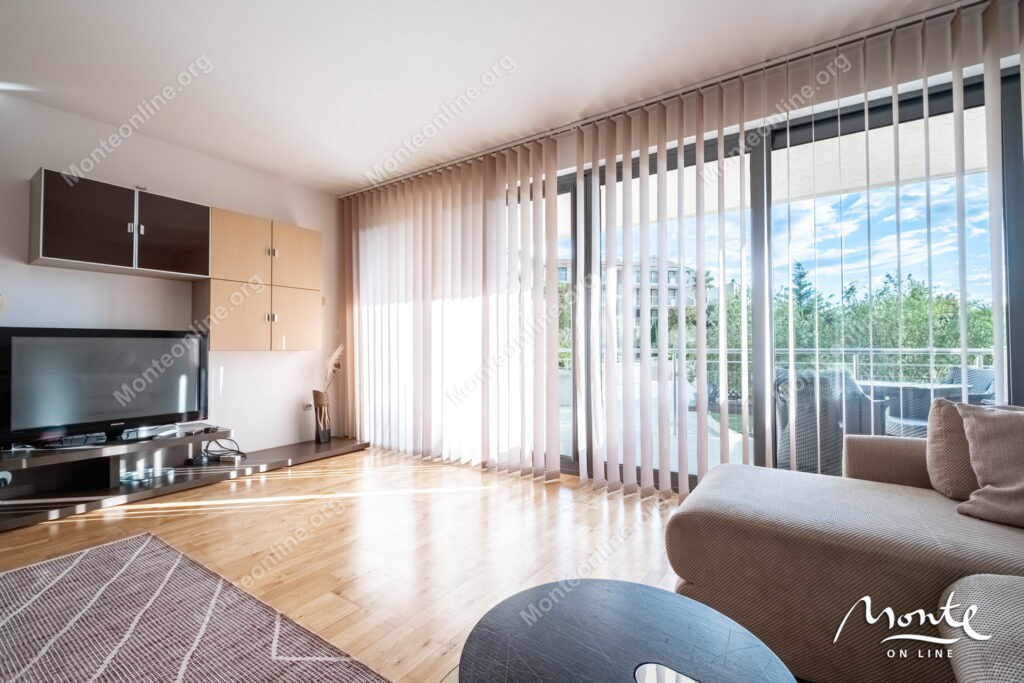 Prostran dvosoban stan u kompleksu s bazenom uz more, pržno 10