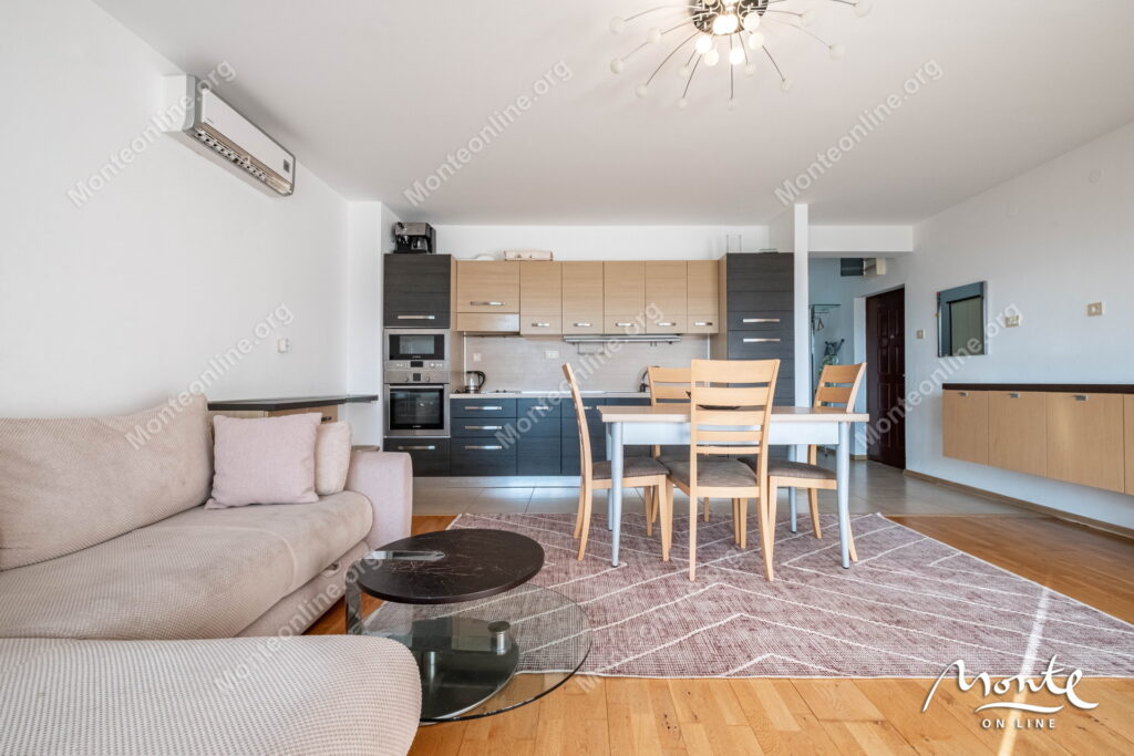 Prostran dvosoban stan u kompleksu sa bazenom pored mora, Pržno 11