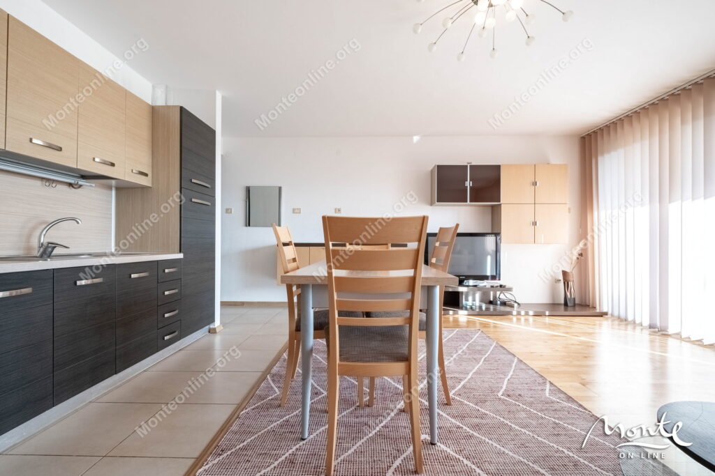 Prostran dvosoban stan u kompleksu s bazenom uz more, pržno 12