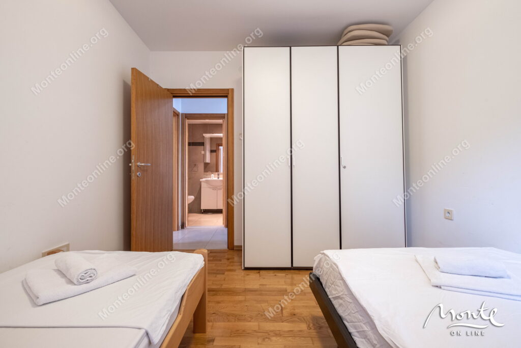 Prostran dvosoban stan u kompleksu s bazenom uz more, pržno 15