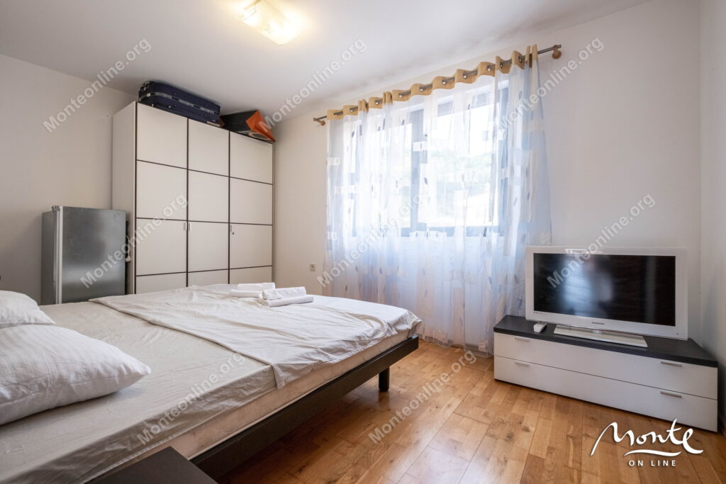 Prostran dvosoban stan u kompleksu s bazenom uz more, pržno 16