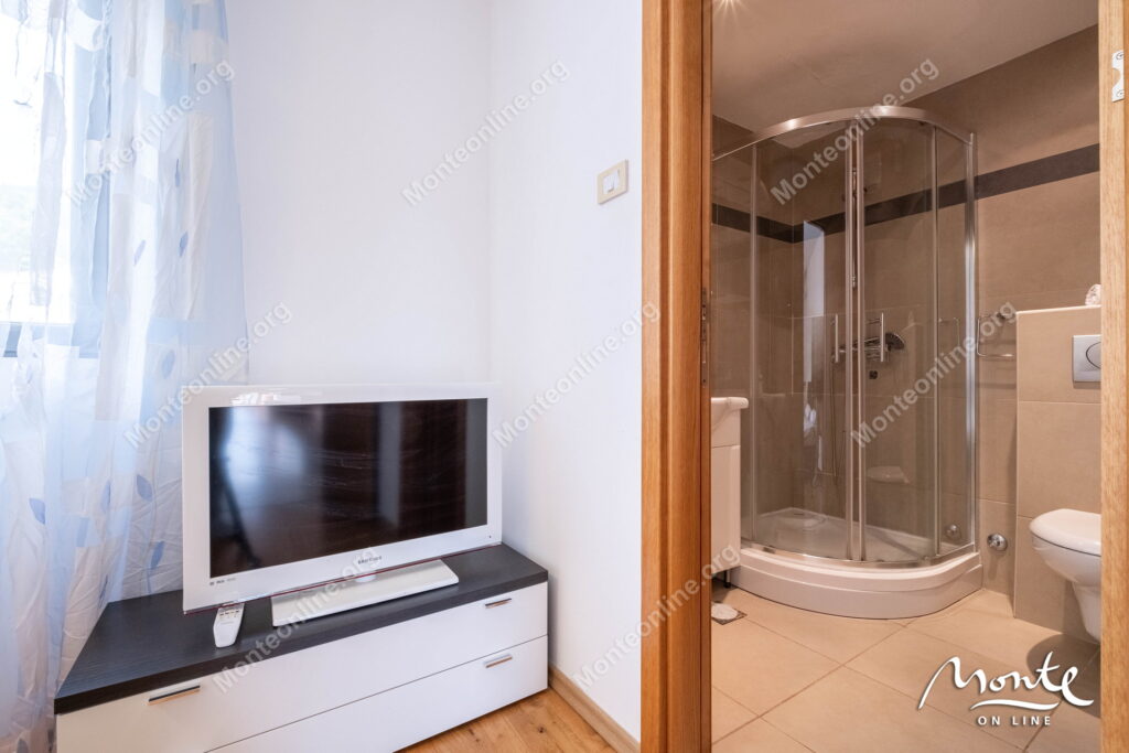 Prostran dvosoban stan u kompleksu s bazenom uz more, Pržno 17