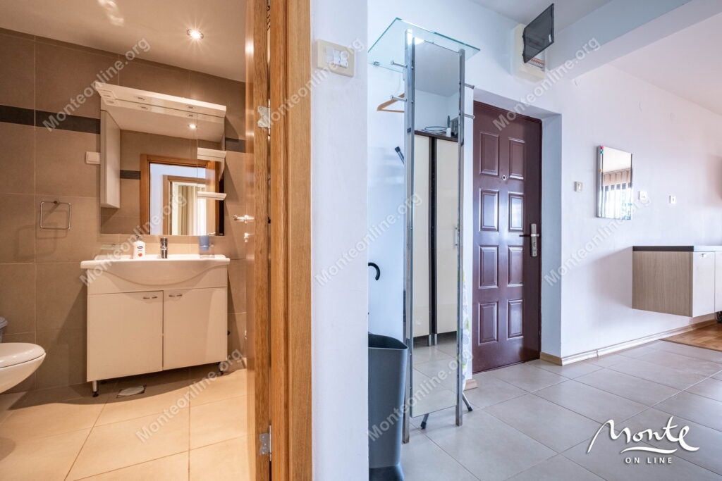 Prostran dvosoban stan u kompleksu s bazenom uz more, pržno 20