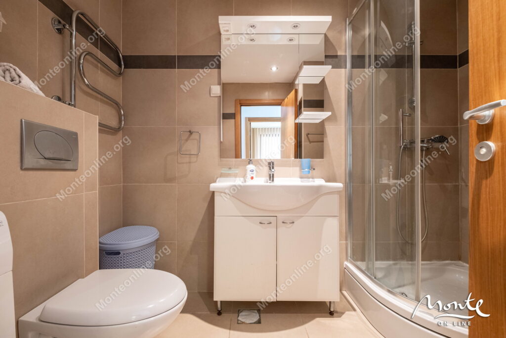 Prostran dvosoban stan u kompleksu s bazenom uz more, Pržno 21