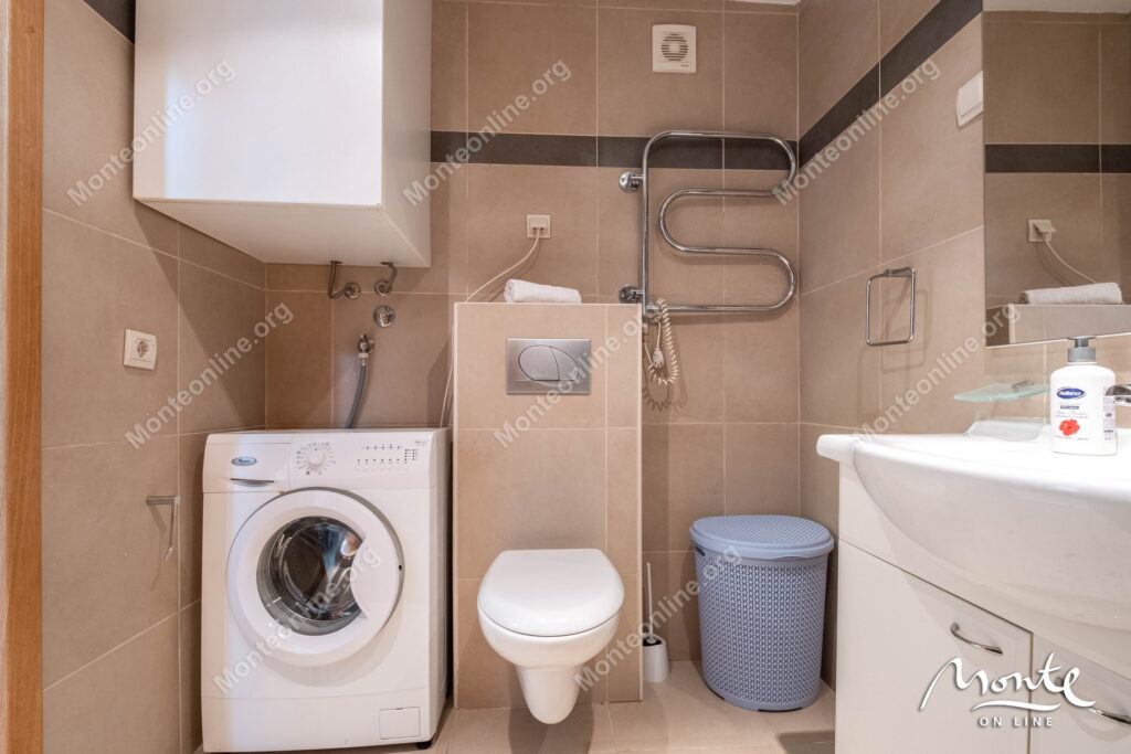 Prostran dvosoban stan u kompleksu sa bazenom pored mora, Pržno 22