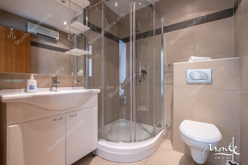 Prostran dvosoban stan u kompleksu sa bazenom pored mora, Pržno 23