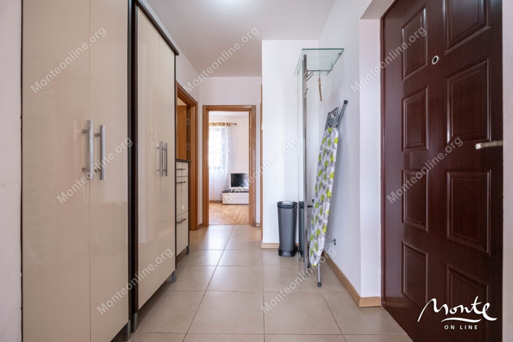 Prostran dvosoban stan u kompleksu s bazenom uz more, dostupan 24 sata dnevno