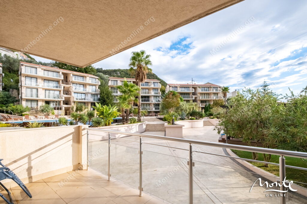 Prostran dvosoban stan u kompleksu s bazenom uz more, pržno 25