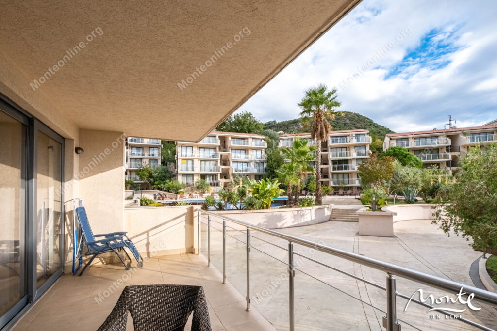 Prostran dvosoban stan u kompleksu sa bazenom pored mora, Pržno 26