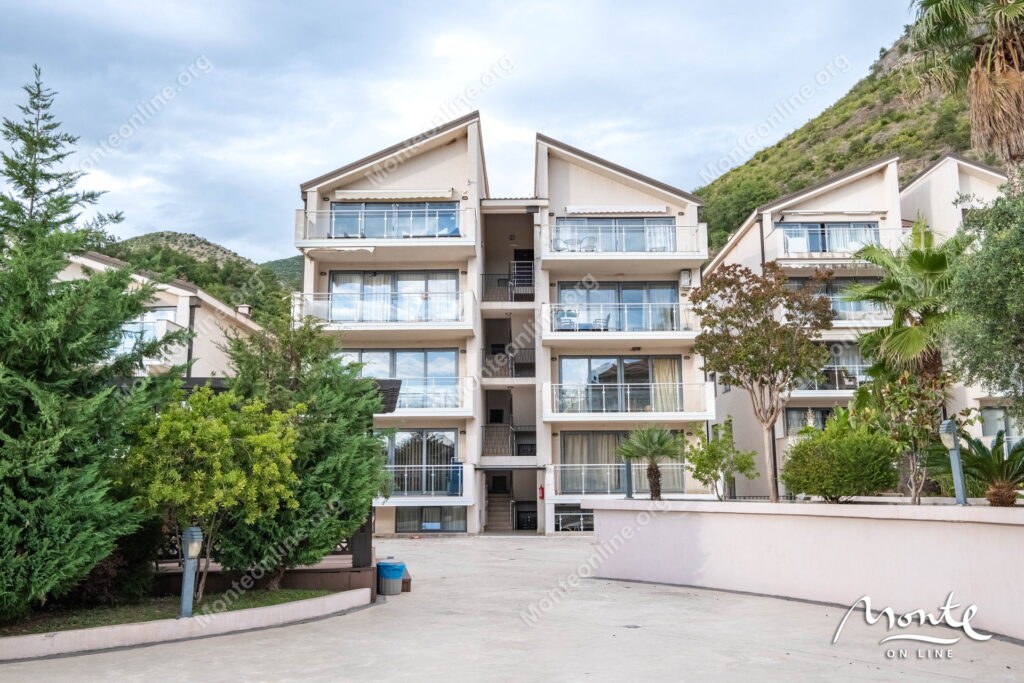 Prostran dvosoban stan u kompleksu sa bazenom pored mora, Pržno 27