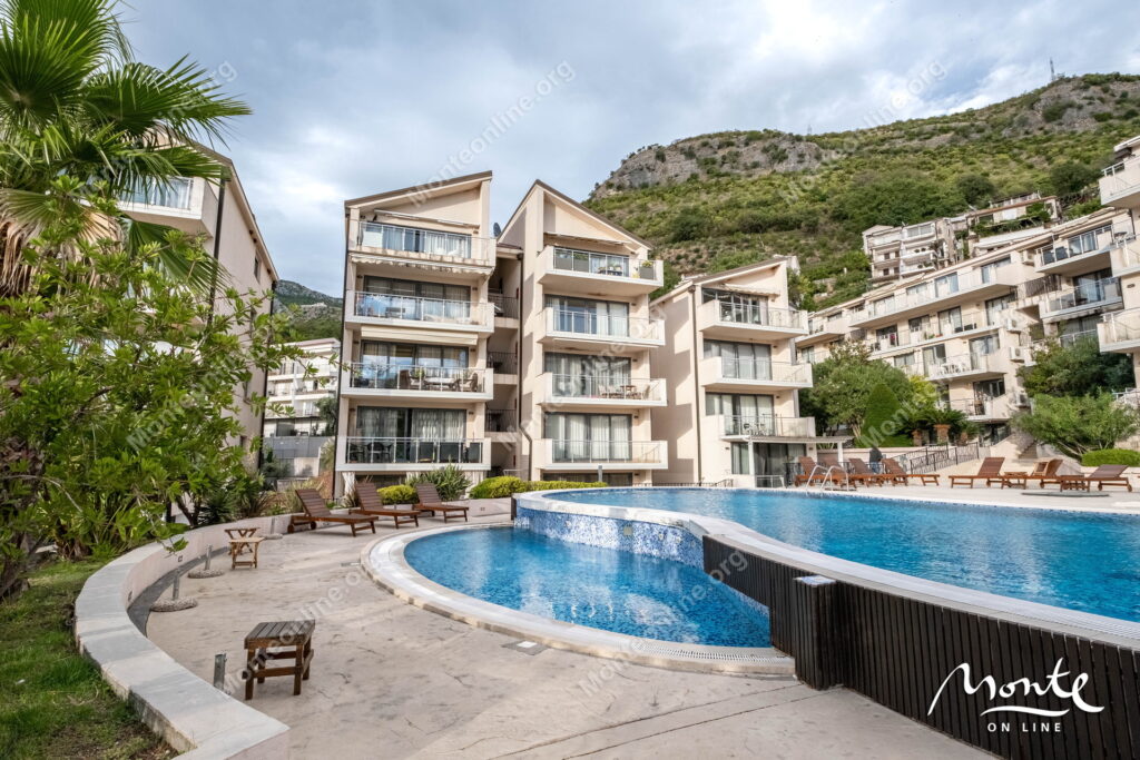 Prostran dvosoban stan u kompleksu sa bazenom pored mora, Pržno 29